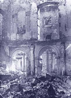 В разрушенной церкви